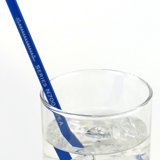 新幹線N700系typeAの車体をイメージした「東海道新幹線再生アルミストロー」も販売中