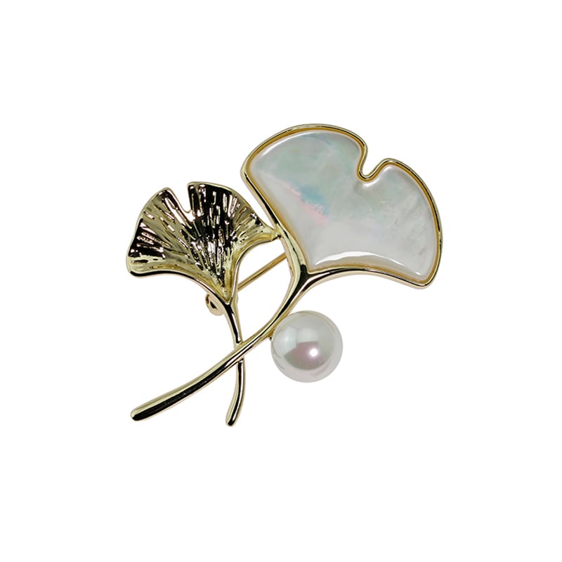 イチョウモチーフ　白蝶貝ブローチ ゴールドカラー