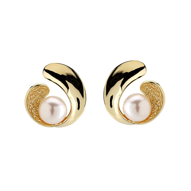 ヤドリギモチーフ　メタルピアス ゴールドカラー