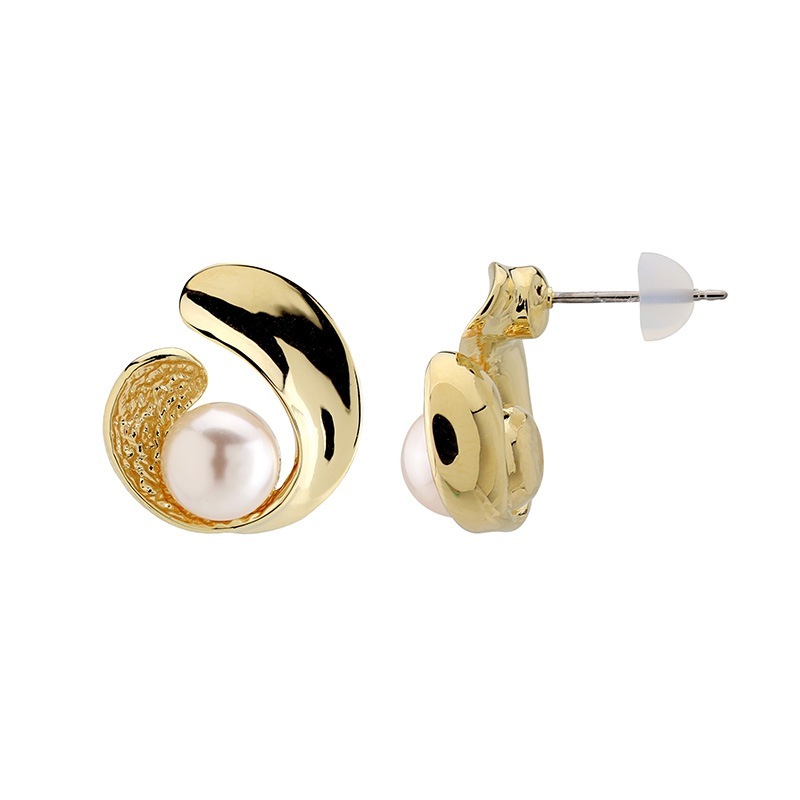 ヤドリギモチーフ　メタルピアス ゴールドカラー