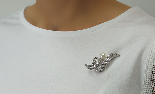 貝パール　クラシカルデザインブローチ ホワイトカラー