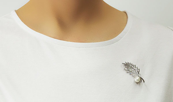 貝パール　クラシカルデザインブローチ ホワイトカラー