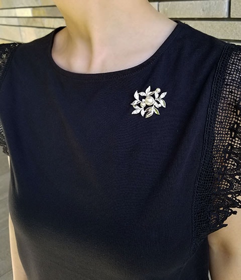 クリスタルガラスパール　草木モチーフ ブローチ　クリームローズカラー