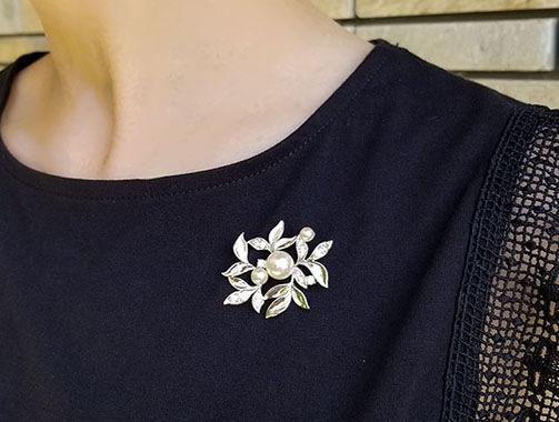 クリスタルガラスパール　草木モチーフ ブローチ　クリームローズカラー