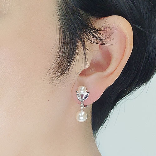 クリスタルガラスパール　草木モチーフ イヤリング クリームローズカラー