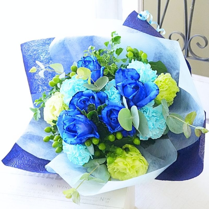 【ブルーローズの花束】青いバラ（染め）の花束。水色のカーネーションも入った鮮やかなブルーのグラデーション花束はサプライズの贈り物にぴったり！お誕生日や記念日・プロポーズ・教えの贈り物など特別なシーンに。お届け日のご指定も可能です（5日後より）。送料無料。
