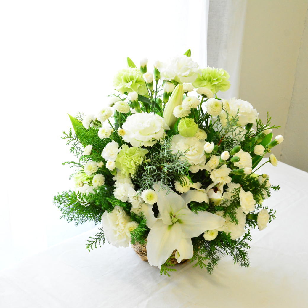 【お供え花　百合の香07】ユリを入れて白とグリーンでお作りしています。自然な感じのお供え花としてボリューム感も意識して送らせていただきます。御供、お悔やみ、法事にも。送料無料。14時までのご注文で翌日お届け（お届け地域につきましてはページ内の地図参照）