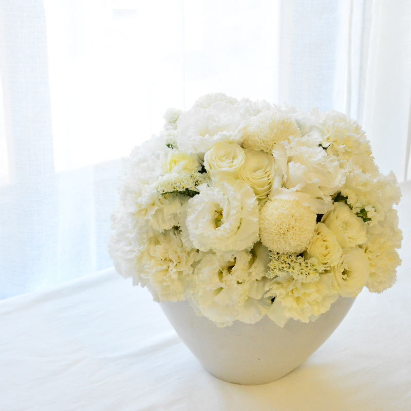 【御供　白の香16】白いお花で清らかに偲ぶお花を。生花のオールラウンドタイプのアレンジメントです。御供やお悔やみ、命日に。送料無料。14時までのご注文で翌日お届け（お届け地域につきましてはページ内の地図参照）
