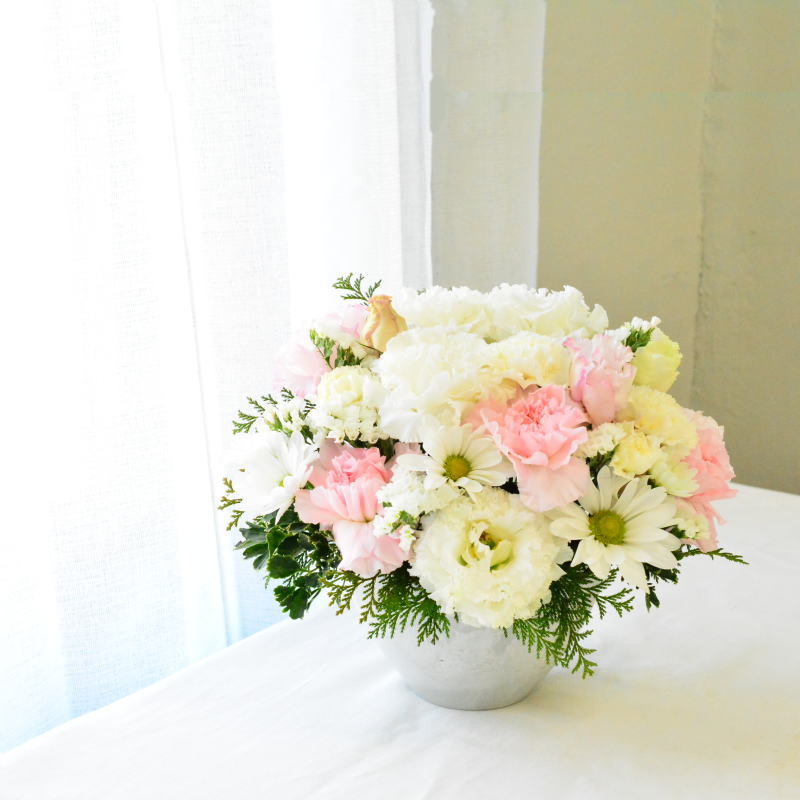 【お供え花　優しい方を偲ぶ　ピンク】在りし日の面影、優しさを感じていただけるようなお花をお届けいたします。送料無料。14時までのご注文で翌日お届け（お届け地域はページ内の地図参照）