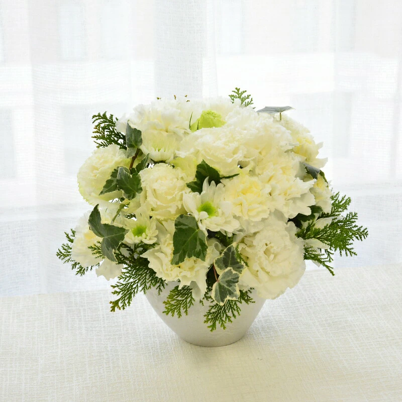 【お供え花 優しい方を偲ぶ 白】在りし日の面影、優しさを感じていただけるようなお花をお届けいたします。
