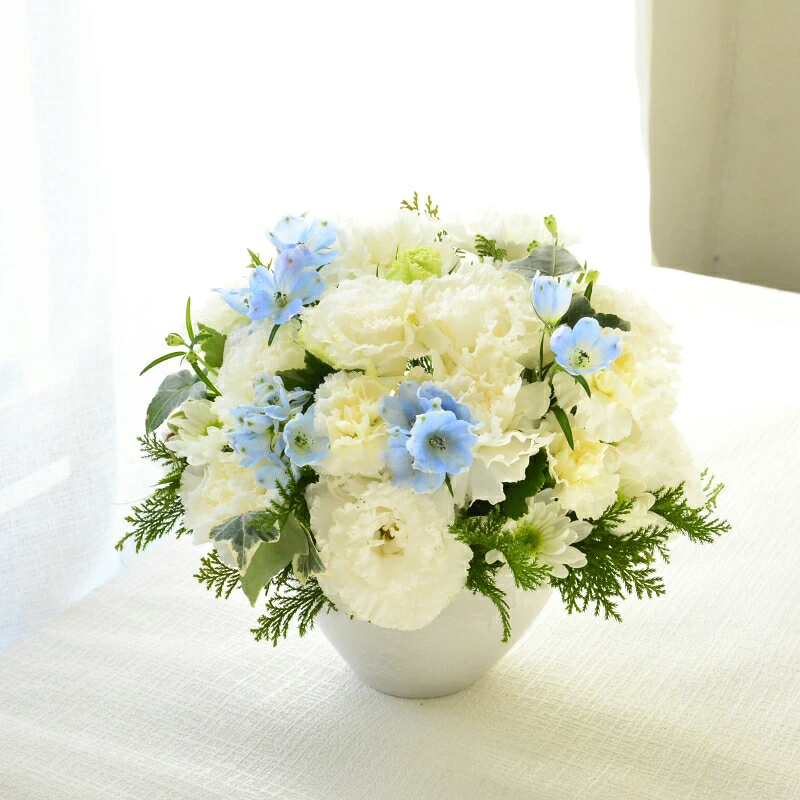 【お供え花 優しい方を偲ぶ 水色】