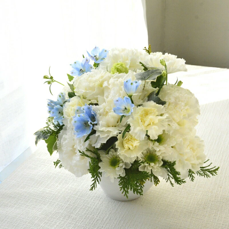 【お供え花 優しい方を偲ぶ 水色】