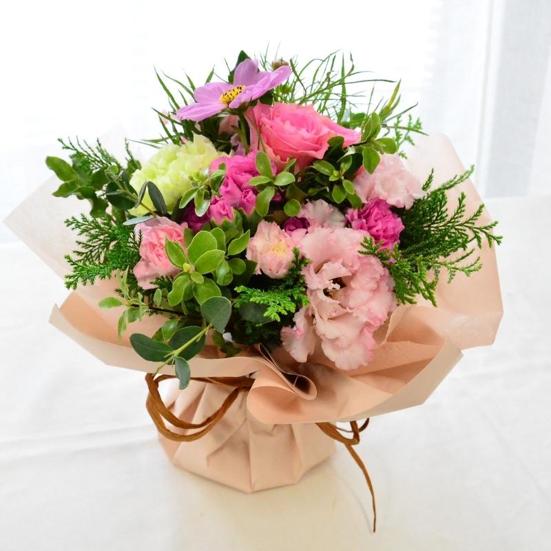 【ラッピングのまま飾れる花束】届いた花束をラッピングしたまま立たせた状態で飾ることの出来る花束です。色のバリエーションは13種類。誕生日や敬老の日、送別にも。生花の花束です。送料無料。14時までのご注文で翌日お届け(お届け可能地域はページ内の地図参照)