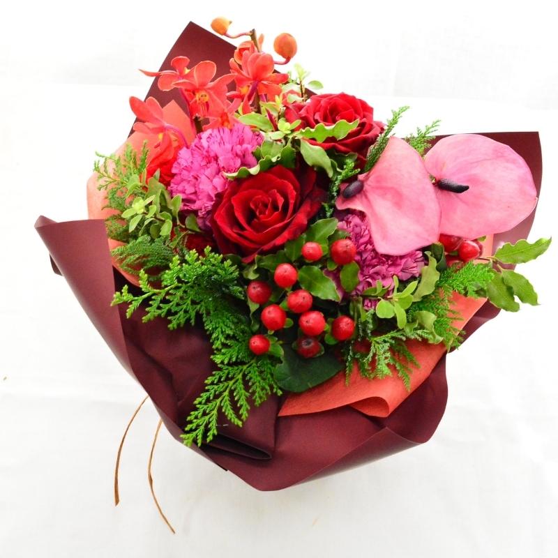【ラッピングのまま飾れる花束】届いた花束をラッピングしたまま立たせた状態で飾ることの出来る花束です。色のバリエーションは13種類。誕生日や敬老の日、送別にも。生花の花束です。送料無料。14時までのご注文で翌日お届け(お届け可能地域はページ内の地図参照)