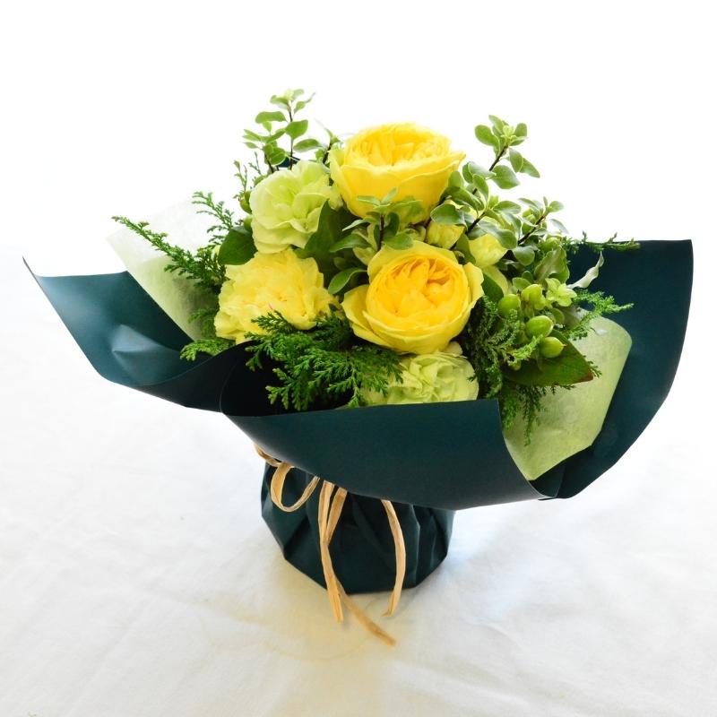 【ラッピングのまま飾れる花束】届いた花束をラッピングしたまま立たせた状態で飾ることの出来る花束です。色のバリエーションは13種類。誕生日や敬老の日、送別にも。生花の花束です。送料無料。14時までのご注文で翌日お届け(お届け可能地域はページ内の地図参照)