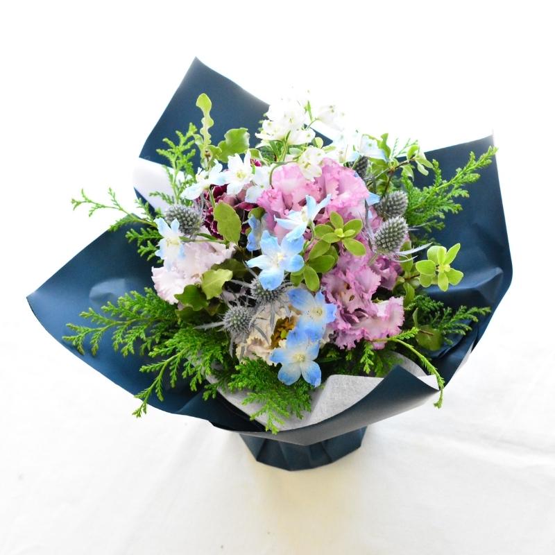 【ラッピングのまま飾れる花束】届いた花束をラッピングしたまま立たせた状態で飾ることの出来る花束です。色のバリエーションは13種類。誕生日や敬老の日、送別にも。生花の花束です。送料無料。14時までのご注文で翌日お届け(お届け可能地域はページ内の地図参照)