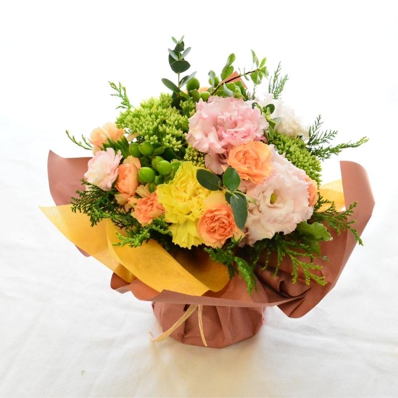 【ラッピングのまま飾れる花束】届いた花束をラッピングしたまま立たせた状態で飾ることの出来る花束です。色のバリエーションは13種類。誕生日や敬老の日、送別にも。生花の花束です。送料無料。14時までのご注文で翌日お届け(お届け可能地域はページ内の地図参照)