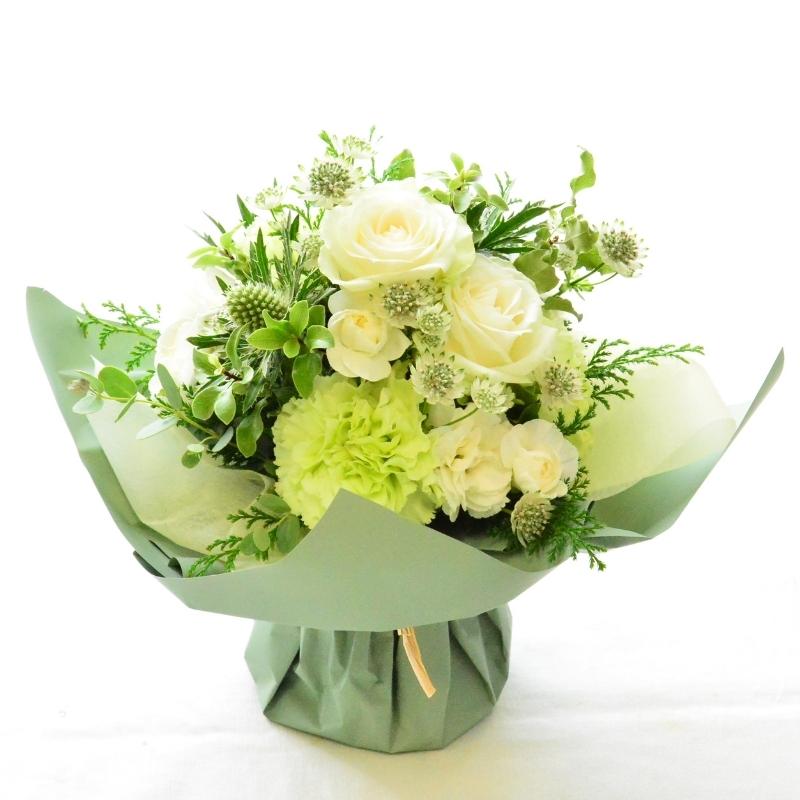 【ラッピングのまま飾れる花束】届いた花束をラッピングしたまま立たせた状態で飾ることの出来る花束です。色のバリエーションは13種類。誕生日や敬老の日、送別にも。生花の花束です。送料無料。14時までのご注文で翌日お届け(お届け可能地域はページ内の地図参照)