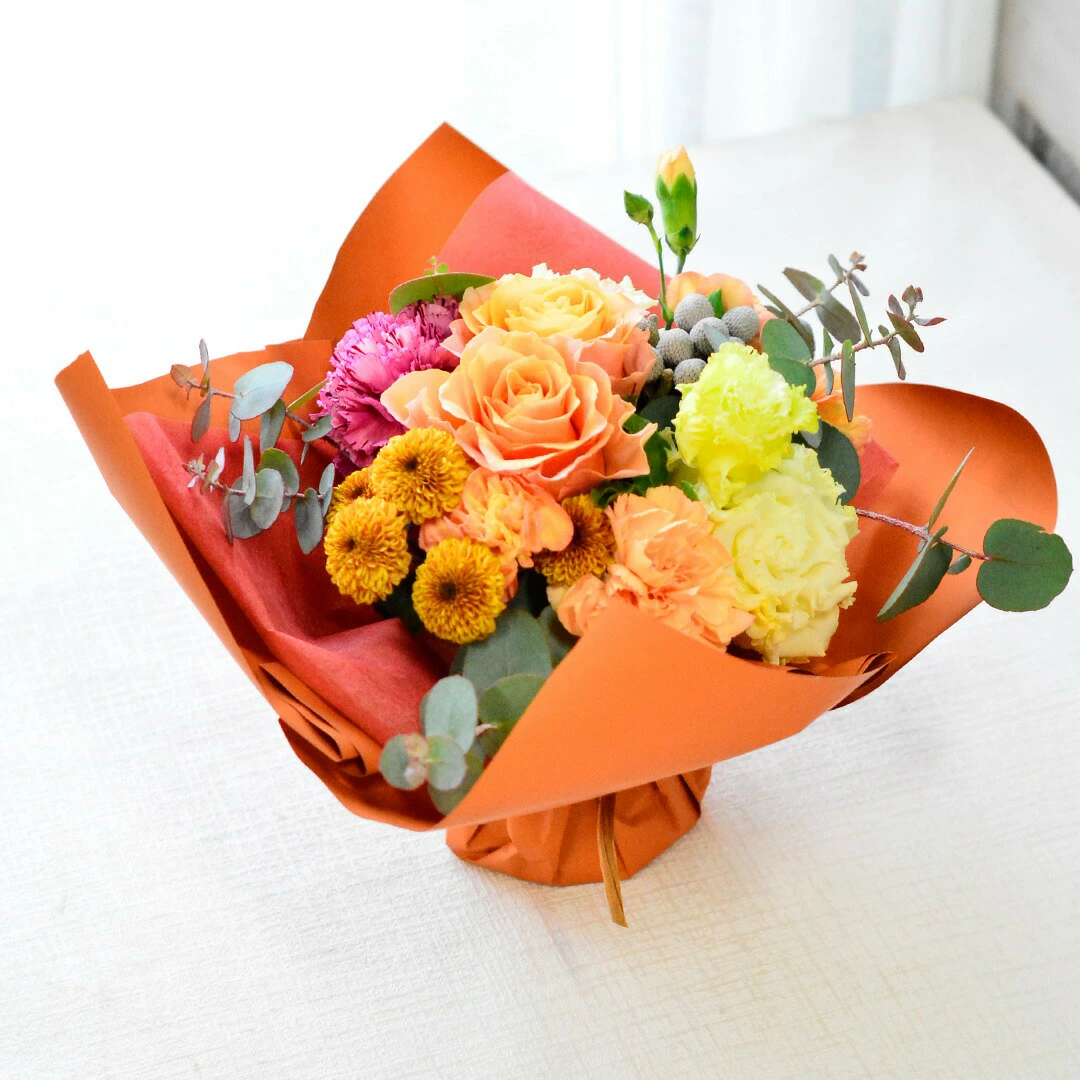 【ラッピングのまま飾れる花束】届いた花束をラッピングしたまま立たせた状態で飾ることの出来る花束です。色のバリエーションは13種類。誕生日や敬老の日、送別にも。生花の花束です。送料無料。14時までのご注文で翌日お届け(お届け可能地域はページ内の地図参照)
