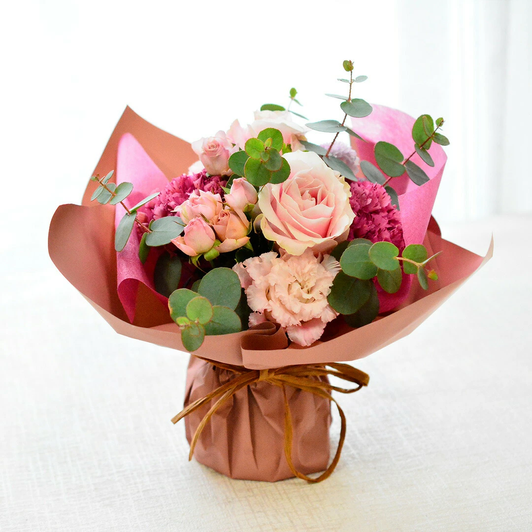 【ラッピングのまま飾れる花束】届いた花束をラッピングしたまま立たせた状態で飾ることの出来る花束です。色のバリエーションは13種類。誕生日や敬老の日、送別にも。生花の花束です。送料無料。14時までのご注文で翌日お届け(お届け可能地域はページ内の地図参照)
