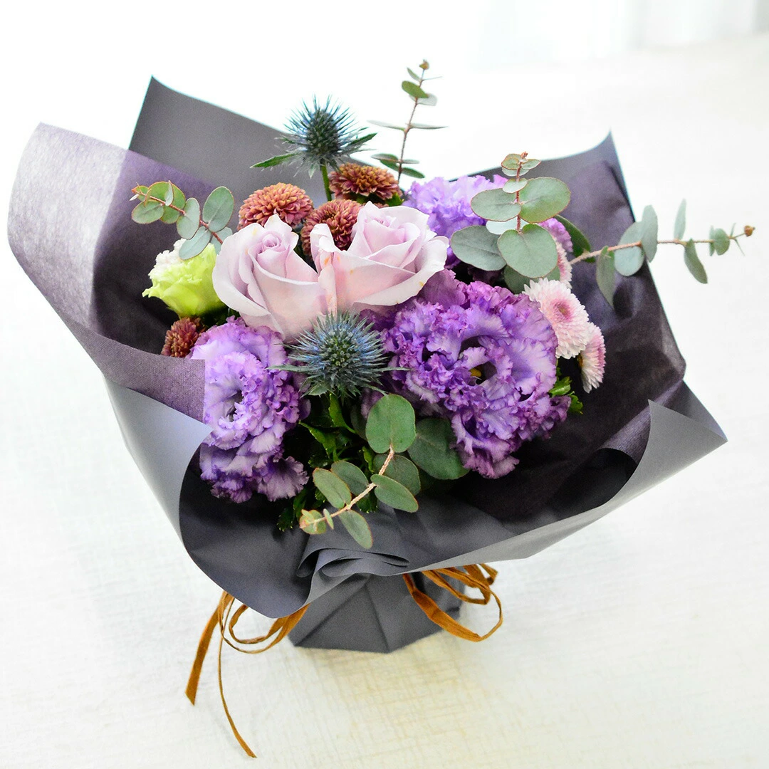 【ラッピングのまま飾れる花束】届いた花束をラッピングしたまま立たせた状態で飾ることの出来る花束です。色のバリエーションは13種類。誕生日や敬老の日、送別にも。生花の花束です。送料無料。14時までのご注文で翌日お届け(お届け可能地域はページ内の地図参照)