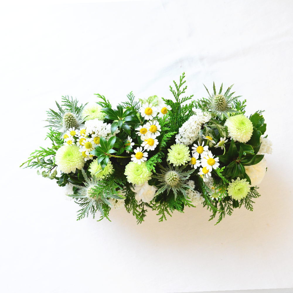 【御供　SeedsGarden】木の幹のような横長の花器に小さめのお花を生けて野原のようなアレンジメントをお届けします。2色よりお選びください。送料無料。14時までのご注文で翌日お届け