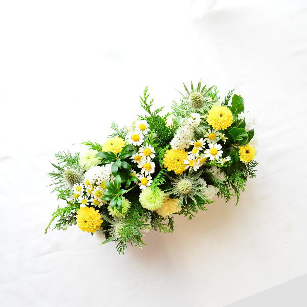 【御供　SeedsGarden】木の幹のような横長の花器に小さめのお花を生けて野原のようなアレンジメントをお届けします。2色よりお選びください。送料無料。14時までのご注文で翌日お届け