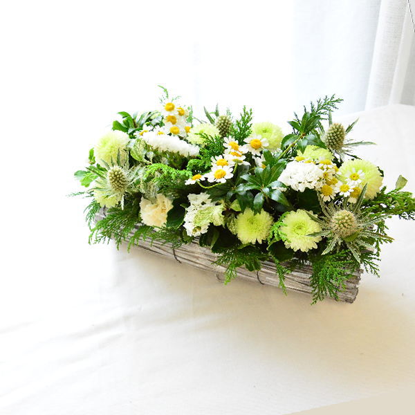 【御供　SeedsGarden】木の幹のような横長の花器に小さめのお花を生けて野原のようなアレンジメントをお届けします。2色よりお選びください。送料無料。14時までのご注文で翌日お届け