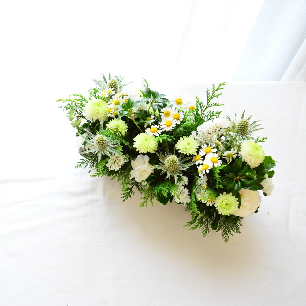 【御供　SeedsGarden】木の幹のような横長の花器に小さめのお花を生けて野原のようなアレンジメントをお届けします。2色よりお選びください。送料無料。14時までのご注文で翌日お届け