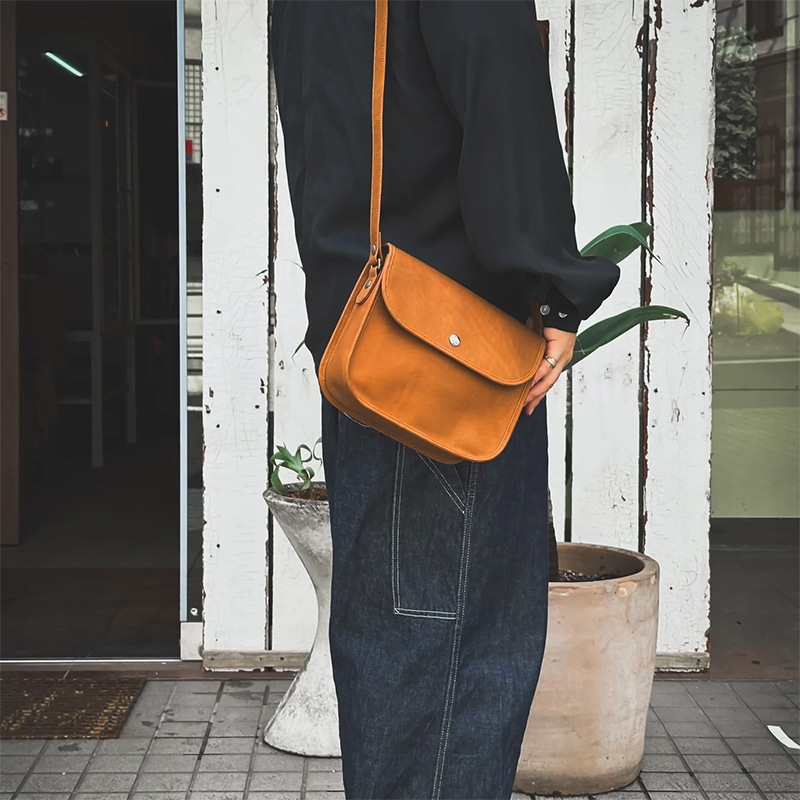モト MOTO OILED COW LEATHER FLAP MINI SHOULDER BAG フラップ