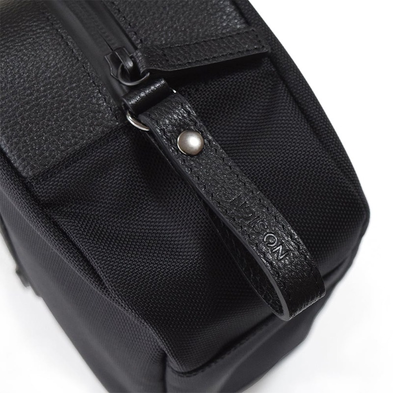 新品✦マークアンドロナ✦24年秋冬CD10レザー調ボールポーチ✦ブラック 新品✦マークアンドロナ✦24年秋冬CD10レザー調ボールポーチ✦ブラック