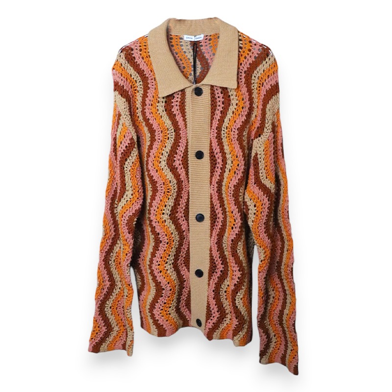 CMMN SWDN / CS ELMER OPEN RELAXED FIT CARDIGAN IN CROCHET WAVY PATTERN