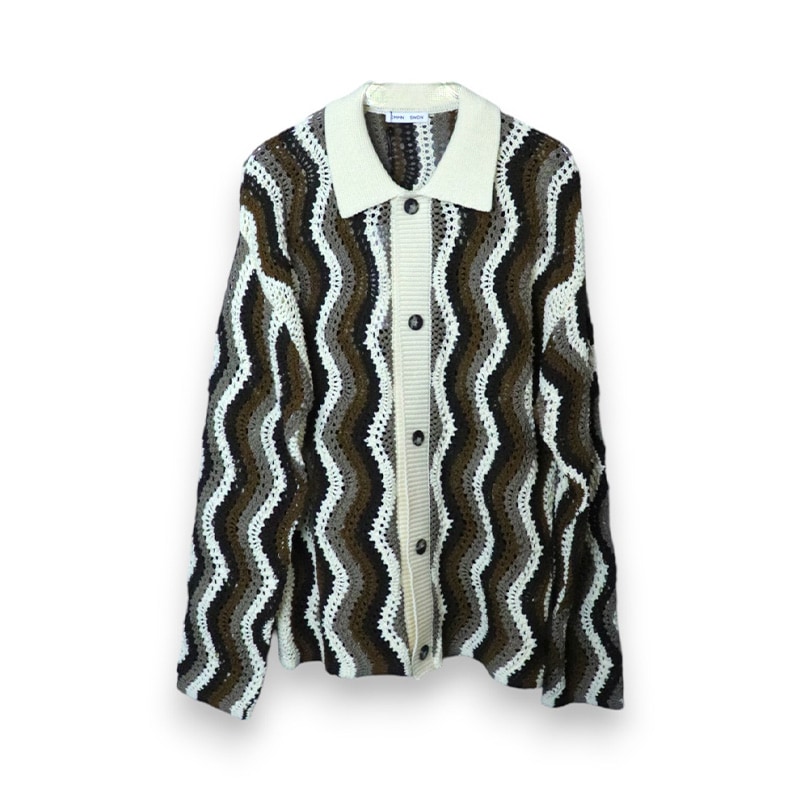 CMMN SWDN / CS ELMER OPEN RELAXED FIT CARDIGAN IN CROCHET WAVY PATTERN