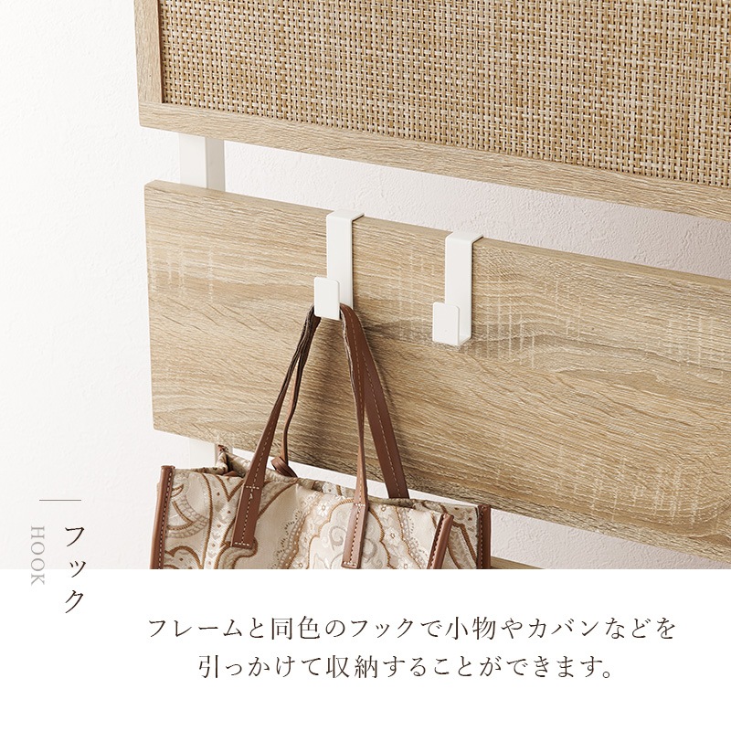 おしゃれなラタン調ボードの突っ張りウォールラック 幅40cm 棚板2枚 フック7個付き 組立品 〔玄関 リビング ダイニング〕