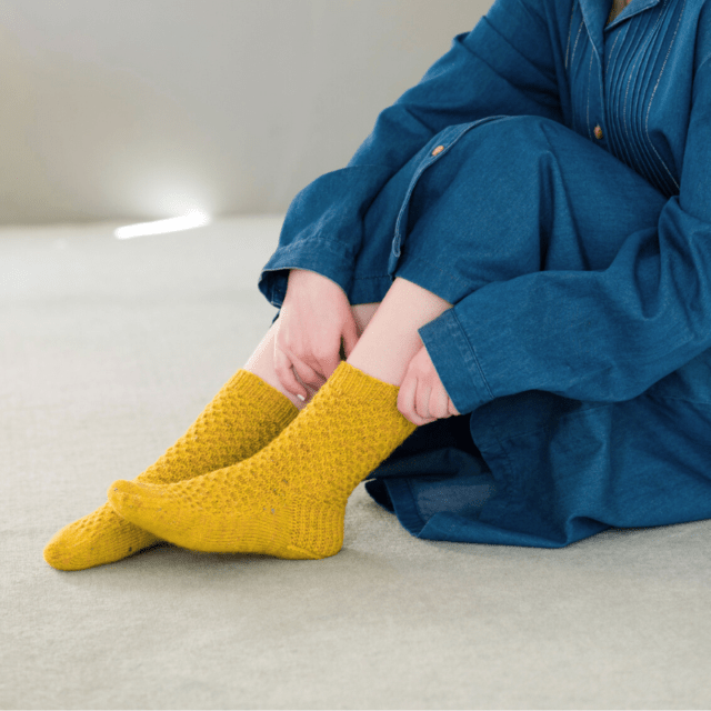 【糸セット】「毛糸だま2026春」P.48うろこ模様の靴下（サンプルカラー）