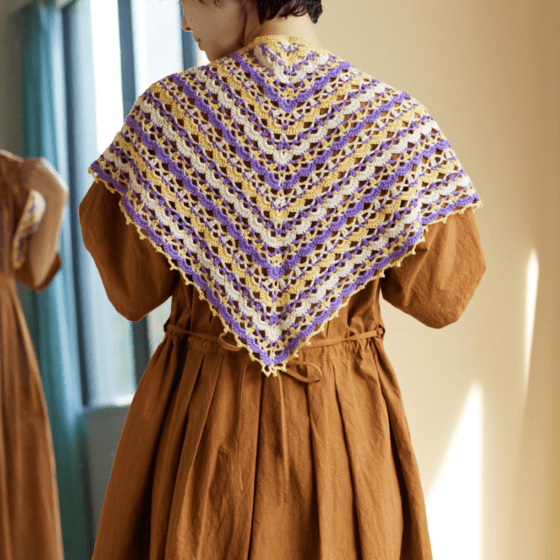 【糸セット】「ニットマルシェVol.31」P.70スカラップ模様の三角ショール（カラフル）