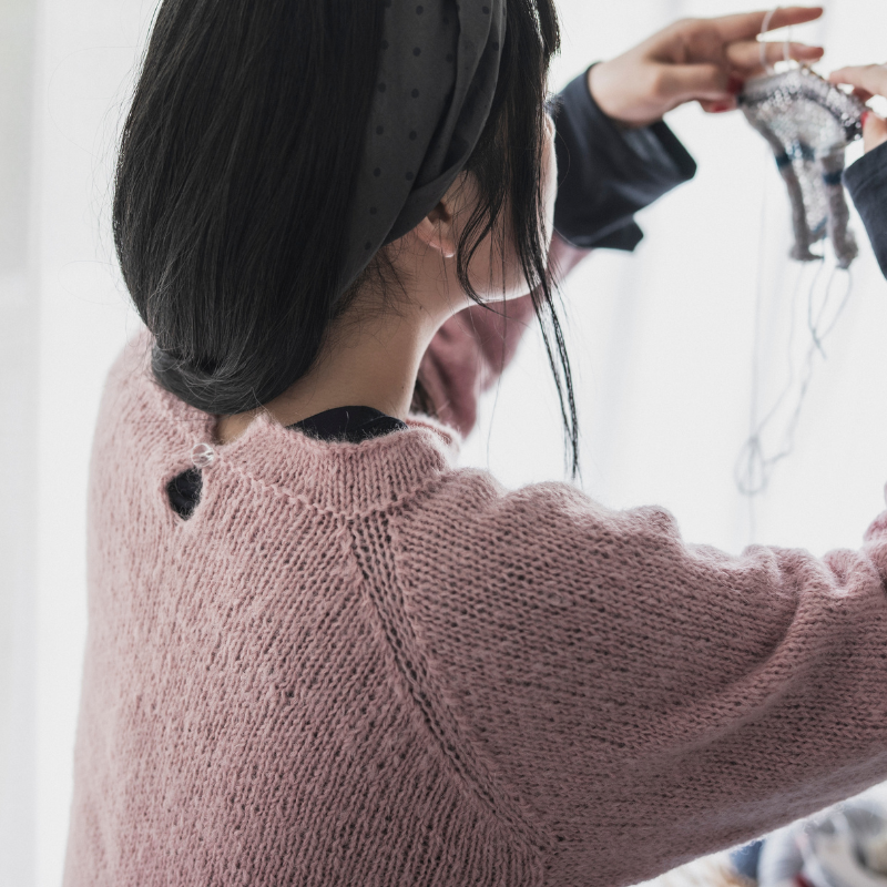 【糸セット】「Enjoy Keitoあみものダイアリー」P.10シンプルなラグランプルオーバー