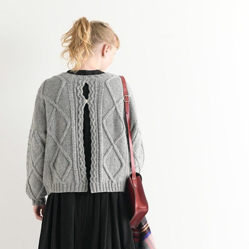 【糸セット】「毛糸だま2024冬」P.11後ろあきプルオーバー（サンプルカラー）