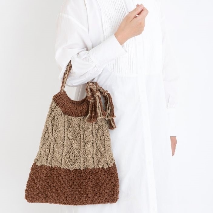 2色で編む縄編みバッグ（ベージュ×マスタード）