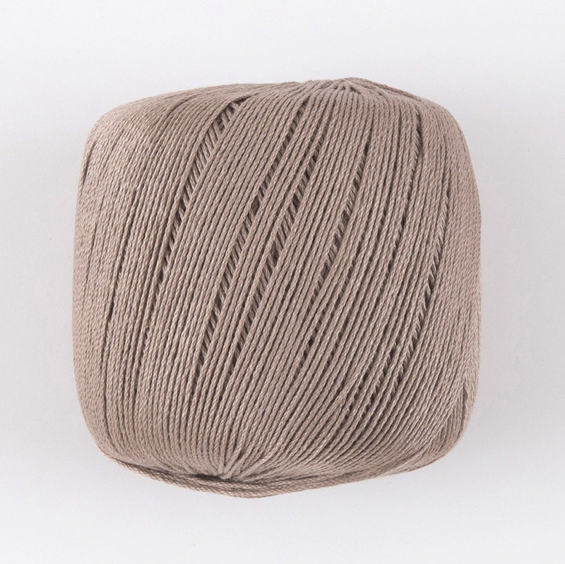 【Keitoキット】ケーブル5で編むかぎ針編みの三角ショール（ナチュラル）