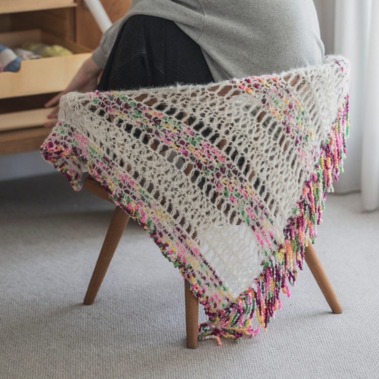 【糸セット】「Enjoy Keitoあみものダイアリー」 P.22 フリンジ付き三角ショール