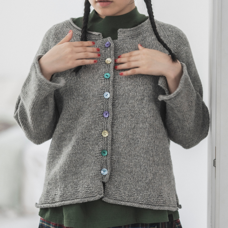 【糸セット】「Enjoy Keitoあみものダイアリー」 P.23 カラフルボタンのラグランカーディガン