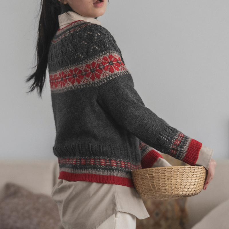 【糸セット】「Enjoy Keitoあみものダイアリー」 P.30 編み込み×透かし模様の丸ヨークプルオーバー