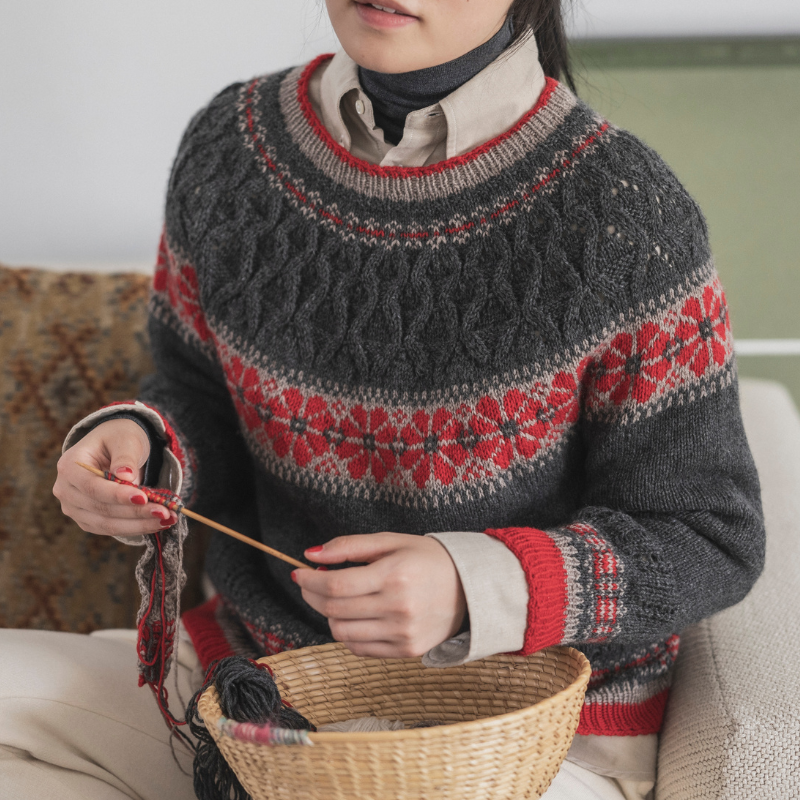 【糸セット】「Enjoy Keitoあみものダイアリー」 P.30 編み込み×透かし模様の丸ヨークプルオーバー