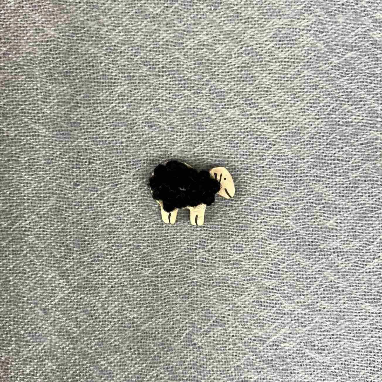 羊ボタン黒S2-B　木製&毛糸22×15ｍｍ