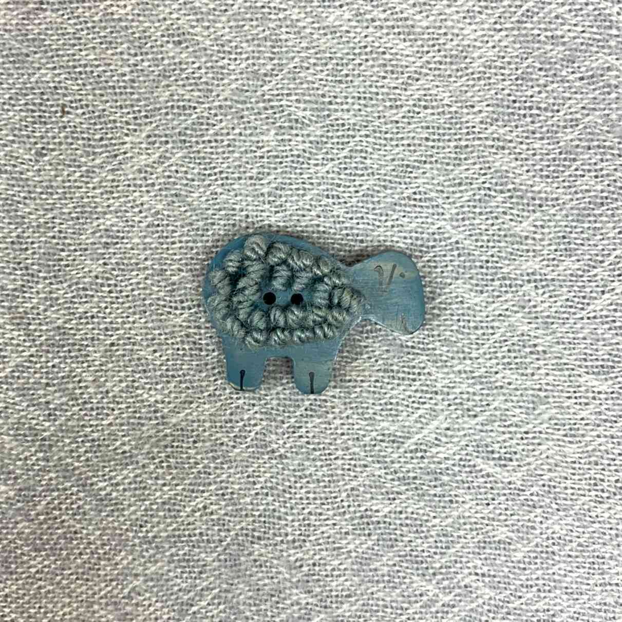 羊ボタングレーS3-A　木製&毛糸32×22ｍｍ