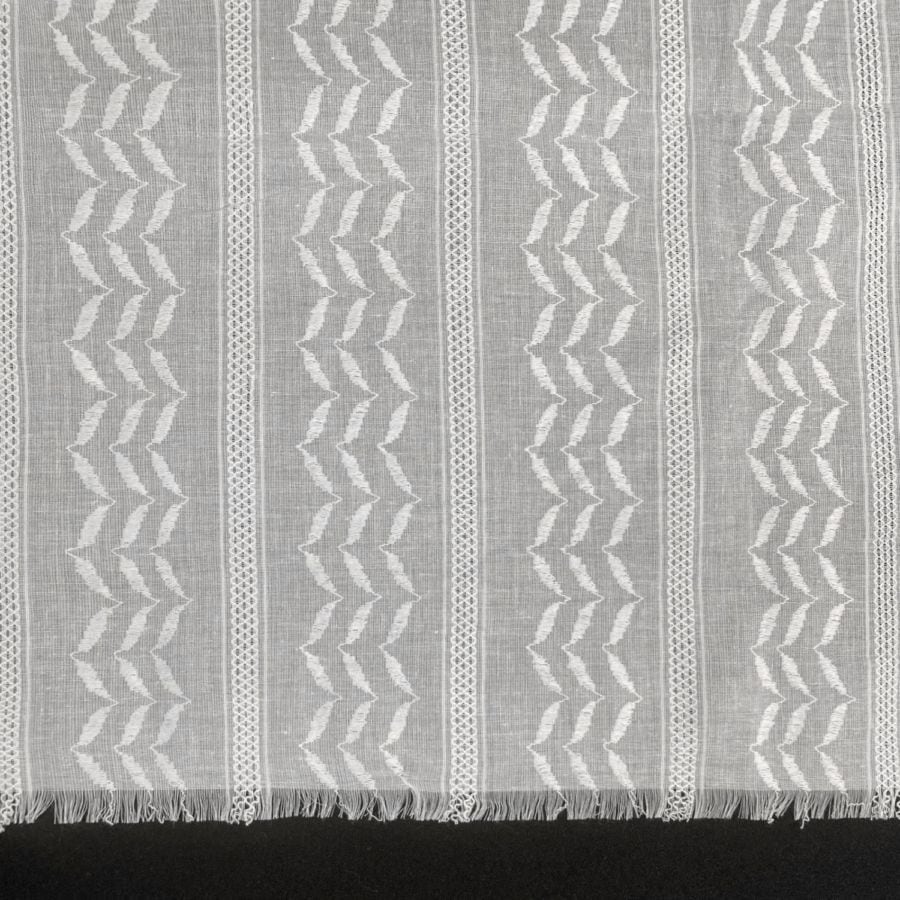 47.コットンラインレース刺繍ストール　綿100%