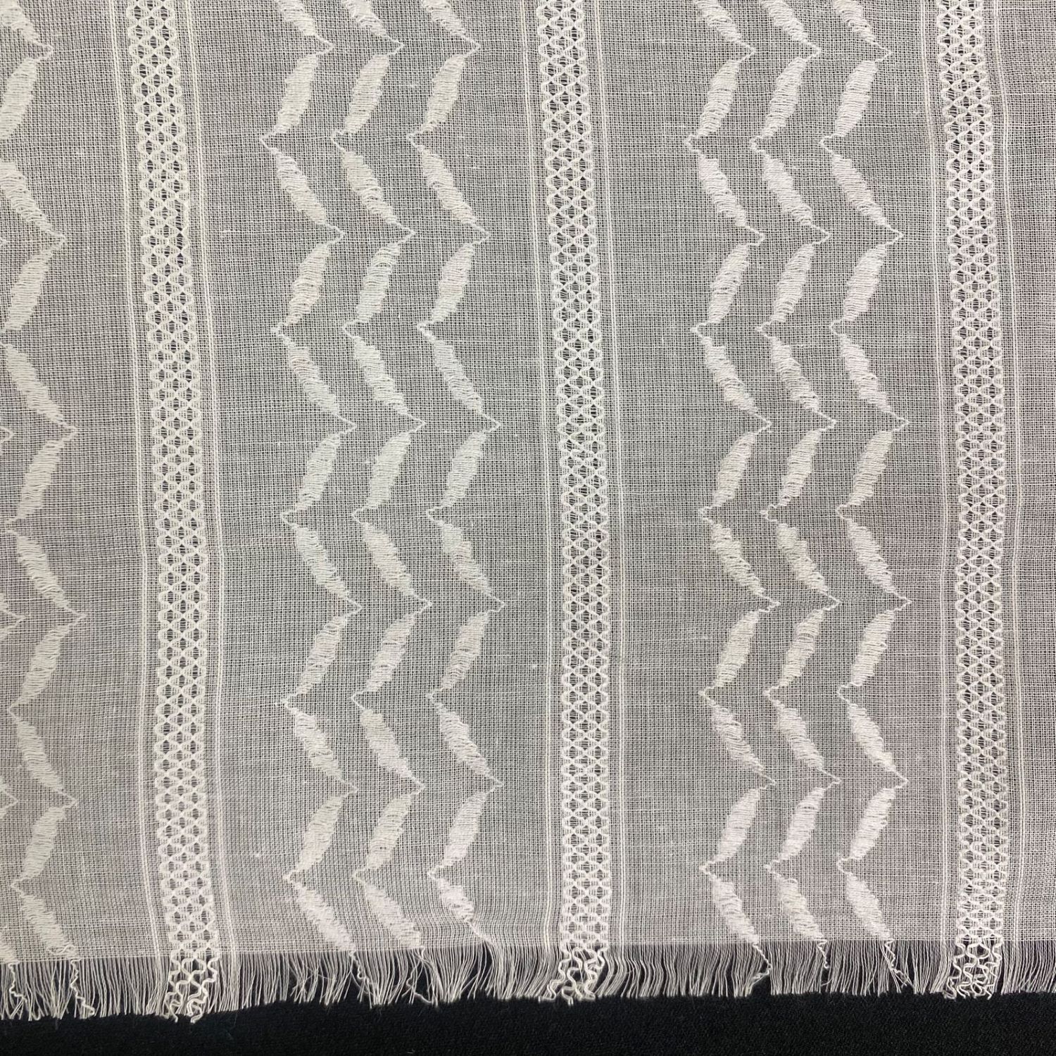 47.コットンラインレース刺繍ストール　綿100%