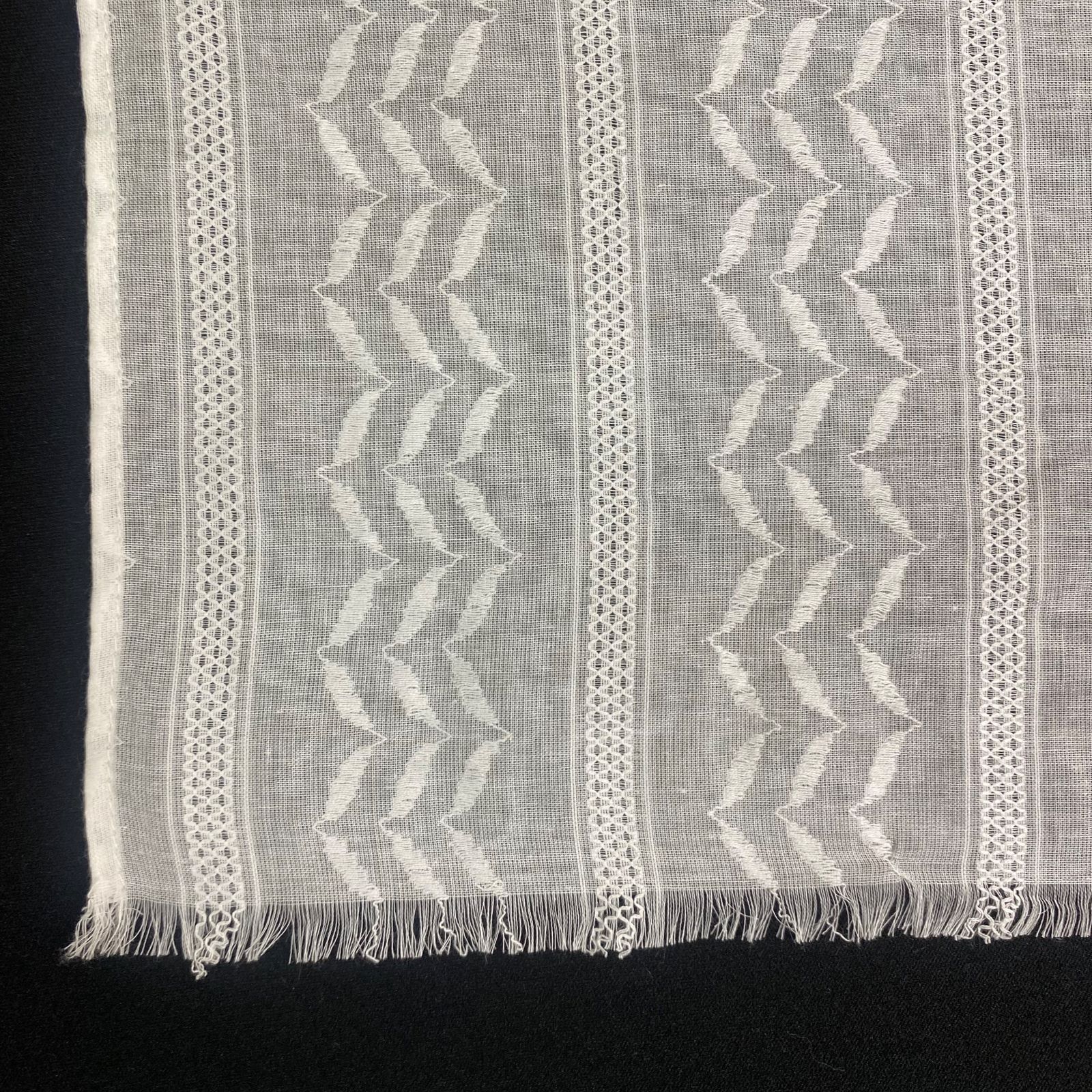 47.コットンラインレース刺繍ストール　綿100%