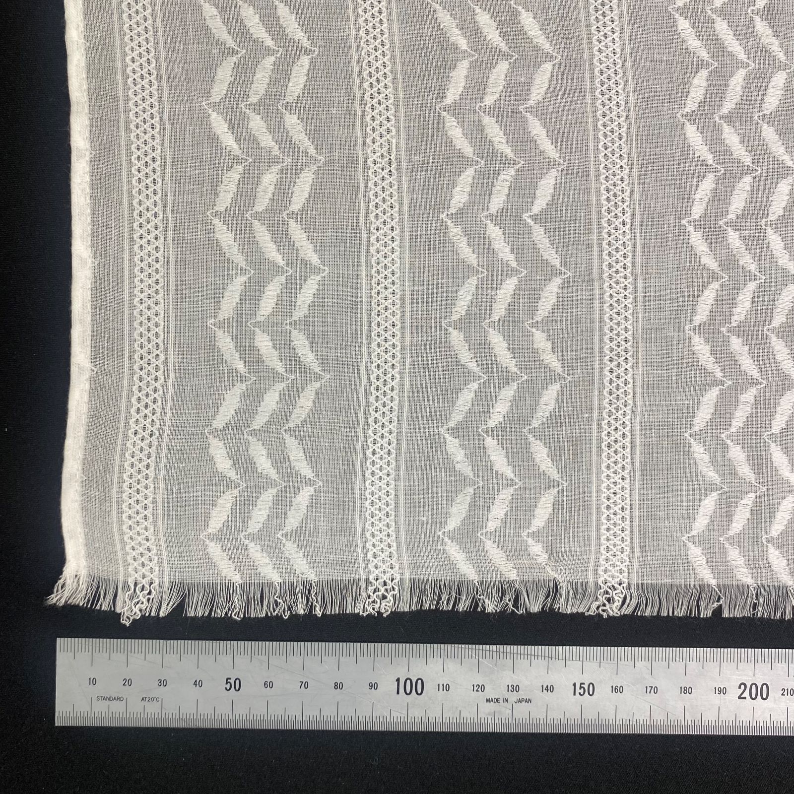 47.コットンラインレース刺繍ストール　綿100%